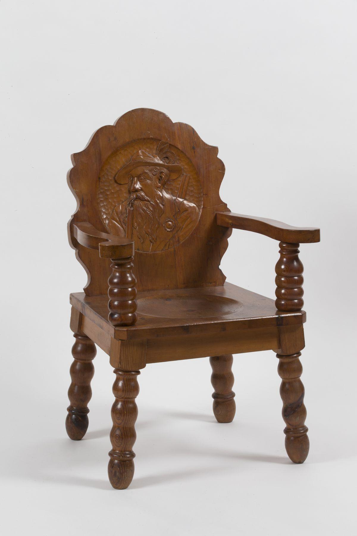 Set of Medallion chairs and armchairs
Austrian work
First half of the 20th century
Carved oak

This set of oak wood seats is composed of two chairs and two armchairs with carved medallions on the backrests. Medallions work in pairs. These are