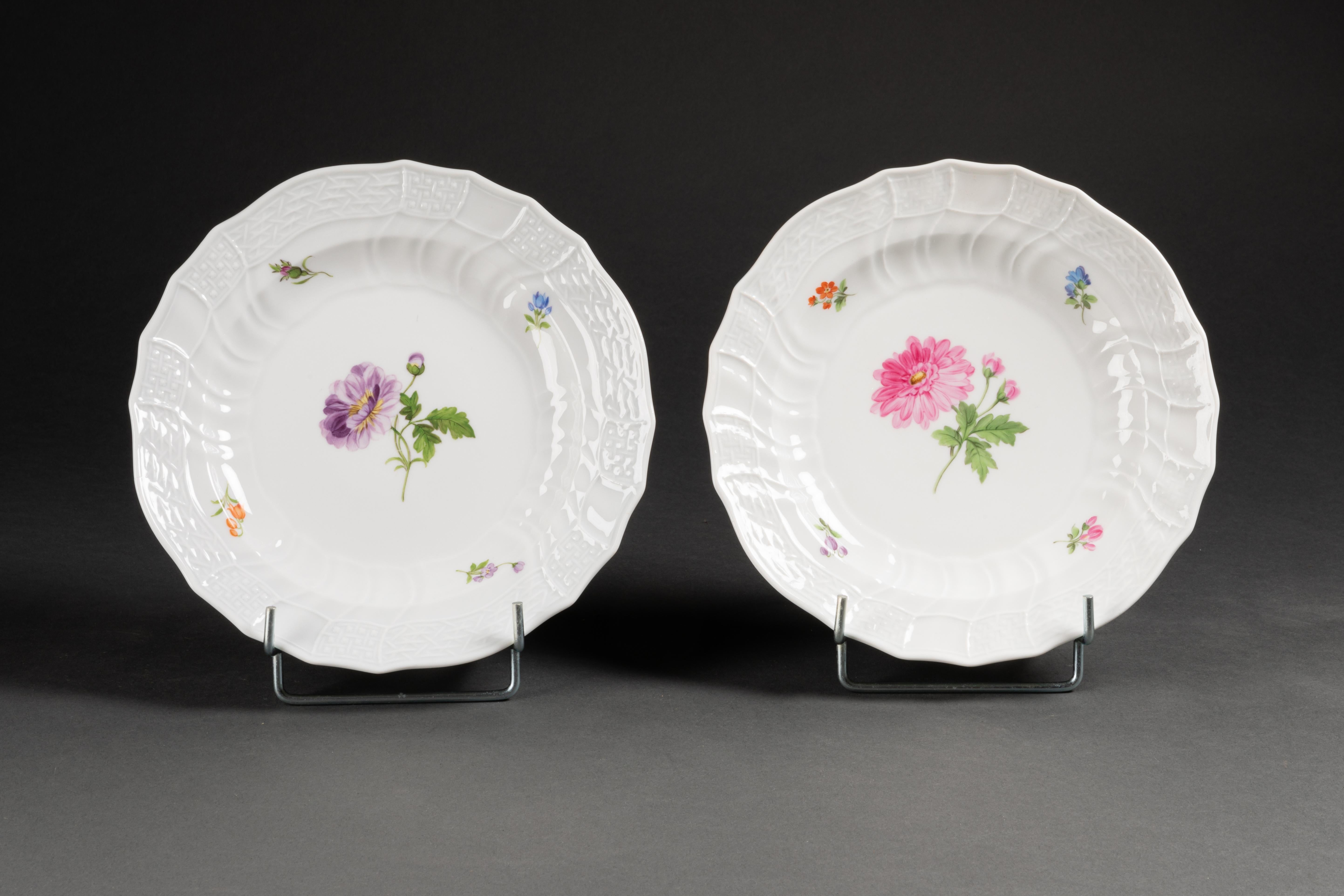 Set of 26 Meissen porcelain plates with a floral decor. 

Diner plates (24 cm) - 15x
Dessert plates (19,5 cm) - 11x.
