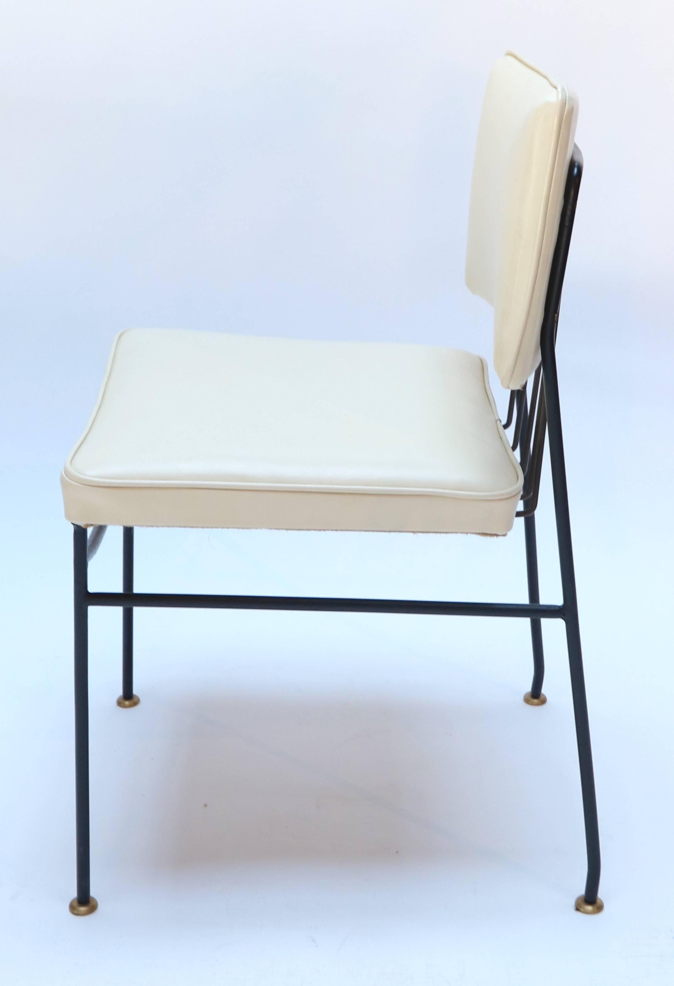 Mid-Century Modern Ensemble de chaises de salle à manger en métal d'Arturo Pani avec détails en laiton en vente