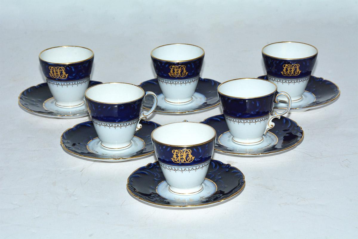 Ensemble de porcelaines bleu cobalt et blanc du milieu du 19e siècle, Chine en vente 5