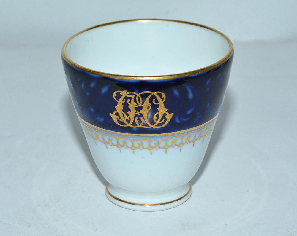 Ensemble de porcelaines bleu cobalt et blanc du milieu du 19e siècle, Chine en vente 8