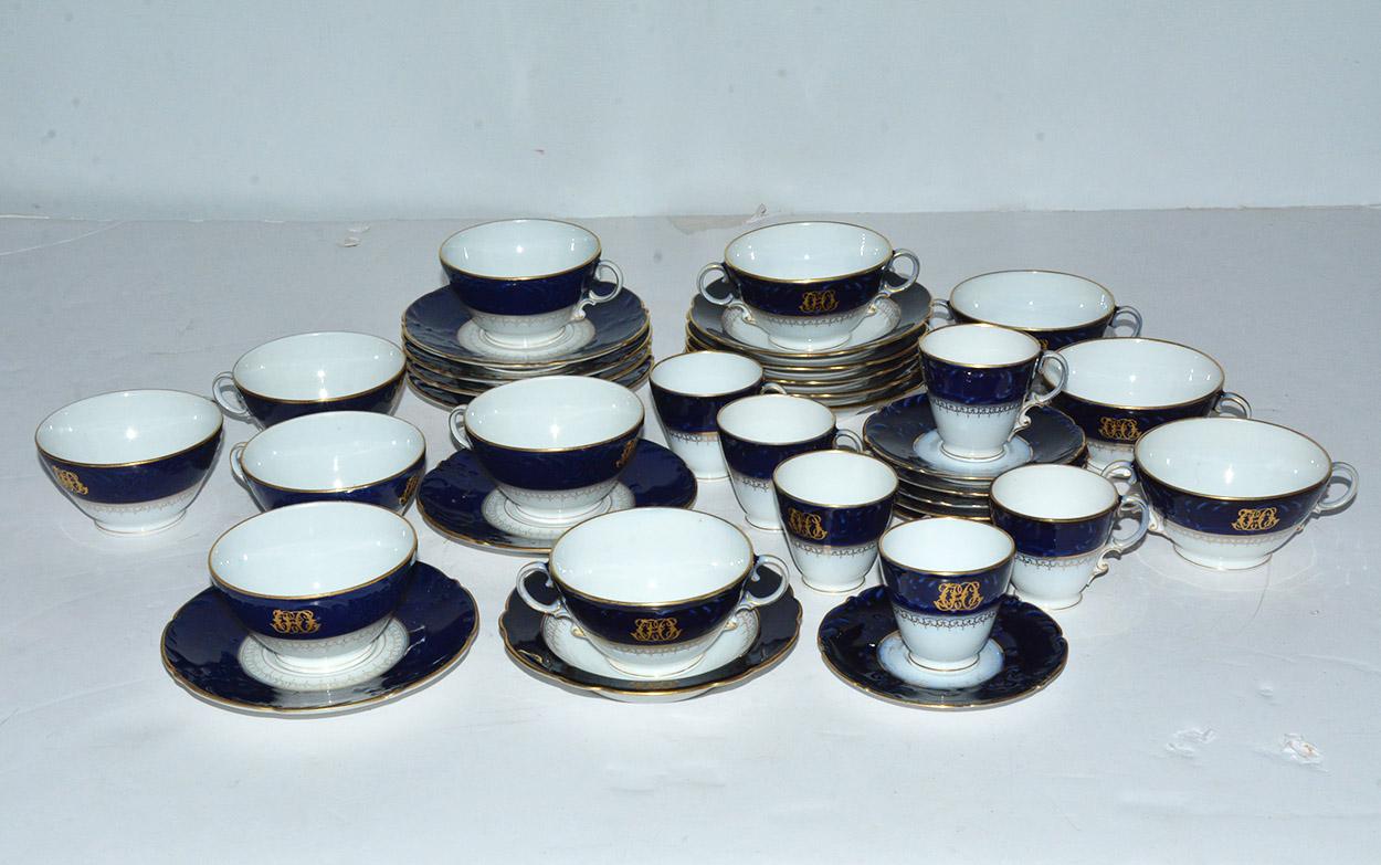 English Set of Mid-19th Century Cobalt Blue and White Porcelain, China For Sale