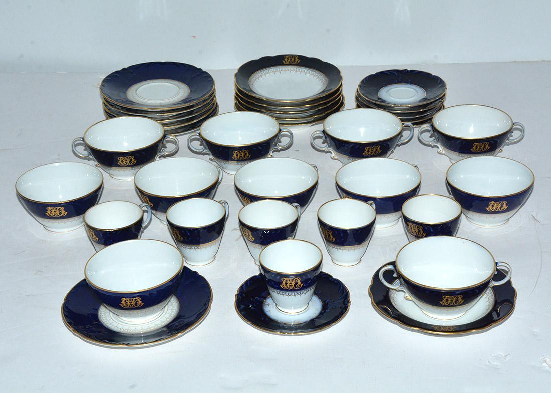 Hand-Crafted Set of Mid-19th Century Cobalt Blue and White Porcelain, China For Sale