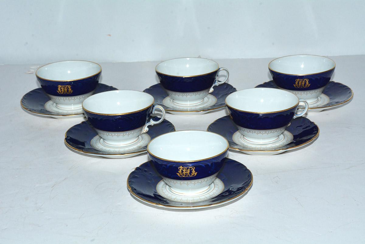 Ensemble de porcelaines bleu cobalt et blanc du milieu du 19e siècle, Chine Bon état - En vente à Sheffield, MA
