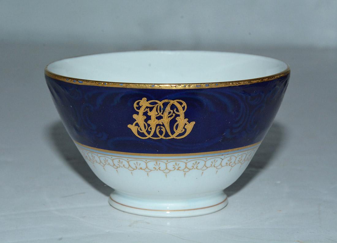 Porcelaine Ensemble de porcelaines bleu cobalt et blanc du milieu du 19e siècle, Chine en vente