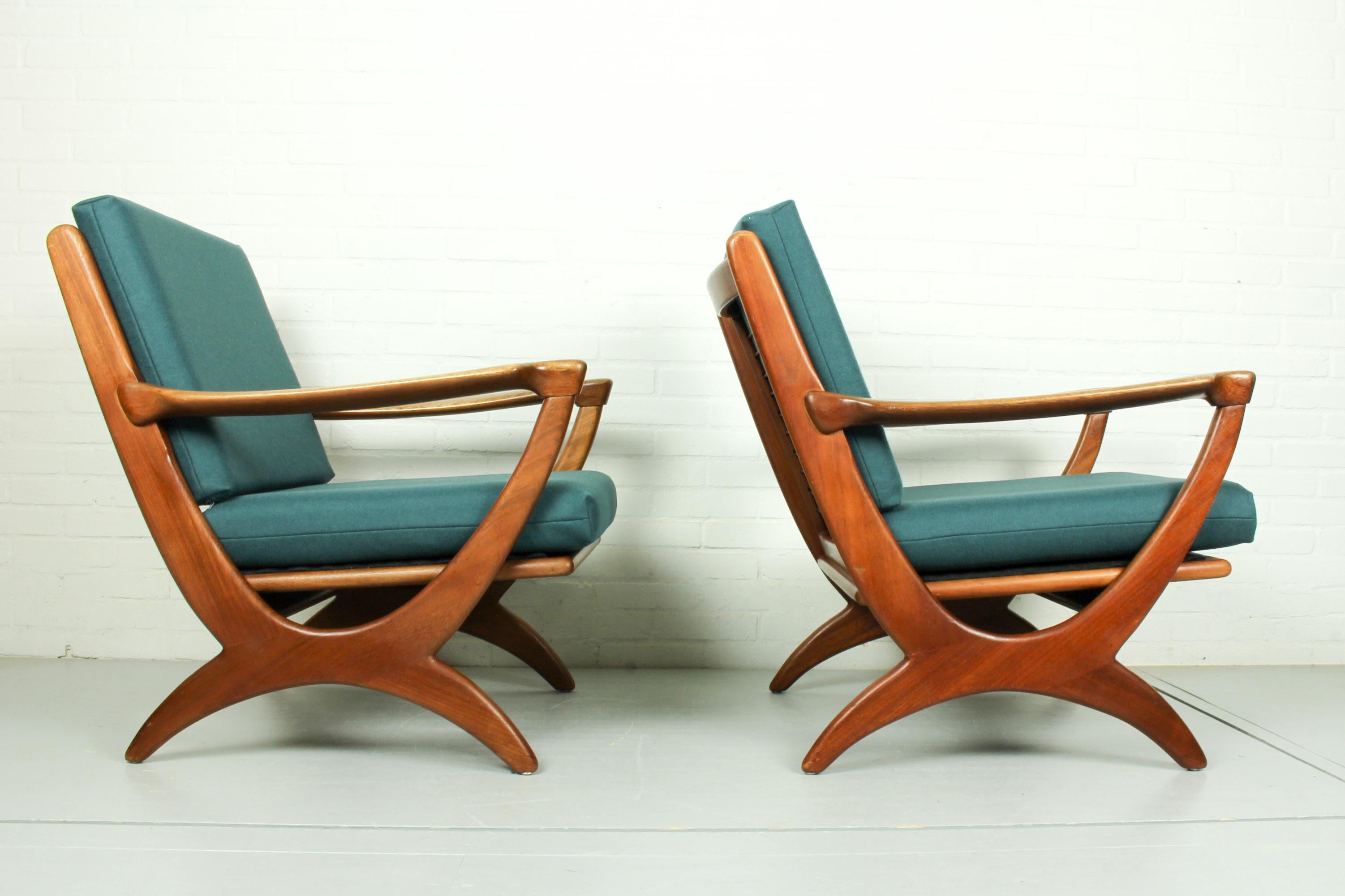 Vintage de Ster Gelderland set of 2 lounge chairs with teak frame in organic design and elegant armrests. New wool felt upholstery in petrol blue.