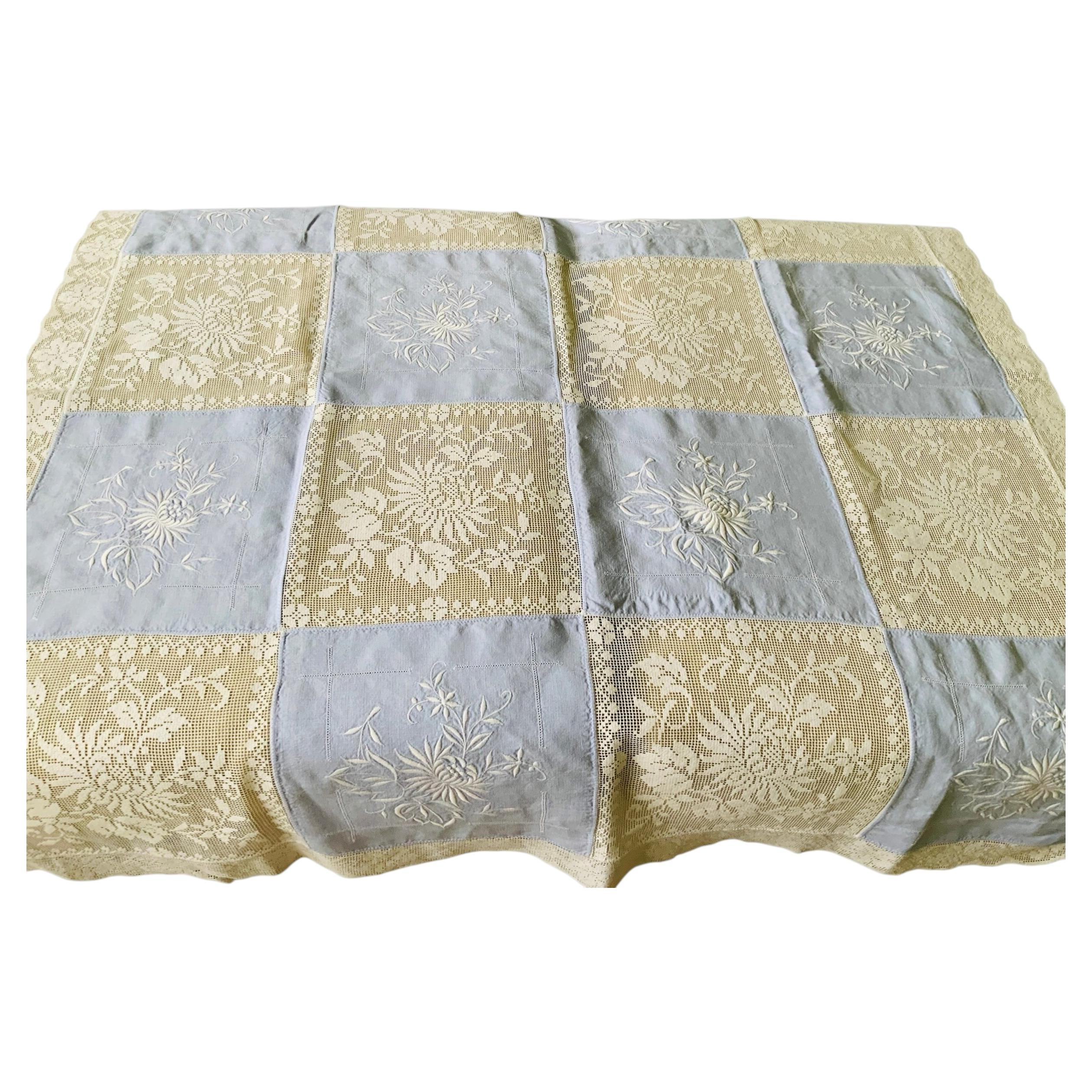 Ensemble composé d'une nappe carrée en lin et de serviettes de table de style « Army and Navy » du milieu du siècle