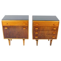 Nachttische aus Nussbaum und schwarzem Glas aus der Mitte des Jahrhunderts, Tschechoslowakei 1960 Nachttische aus Nussbaum und schwarzem Glas aus der Mitte des Jahrhunderts, Tschechoslowakei 1960