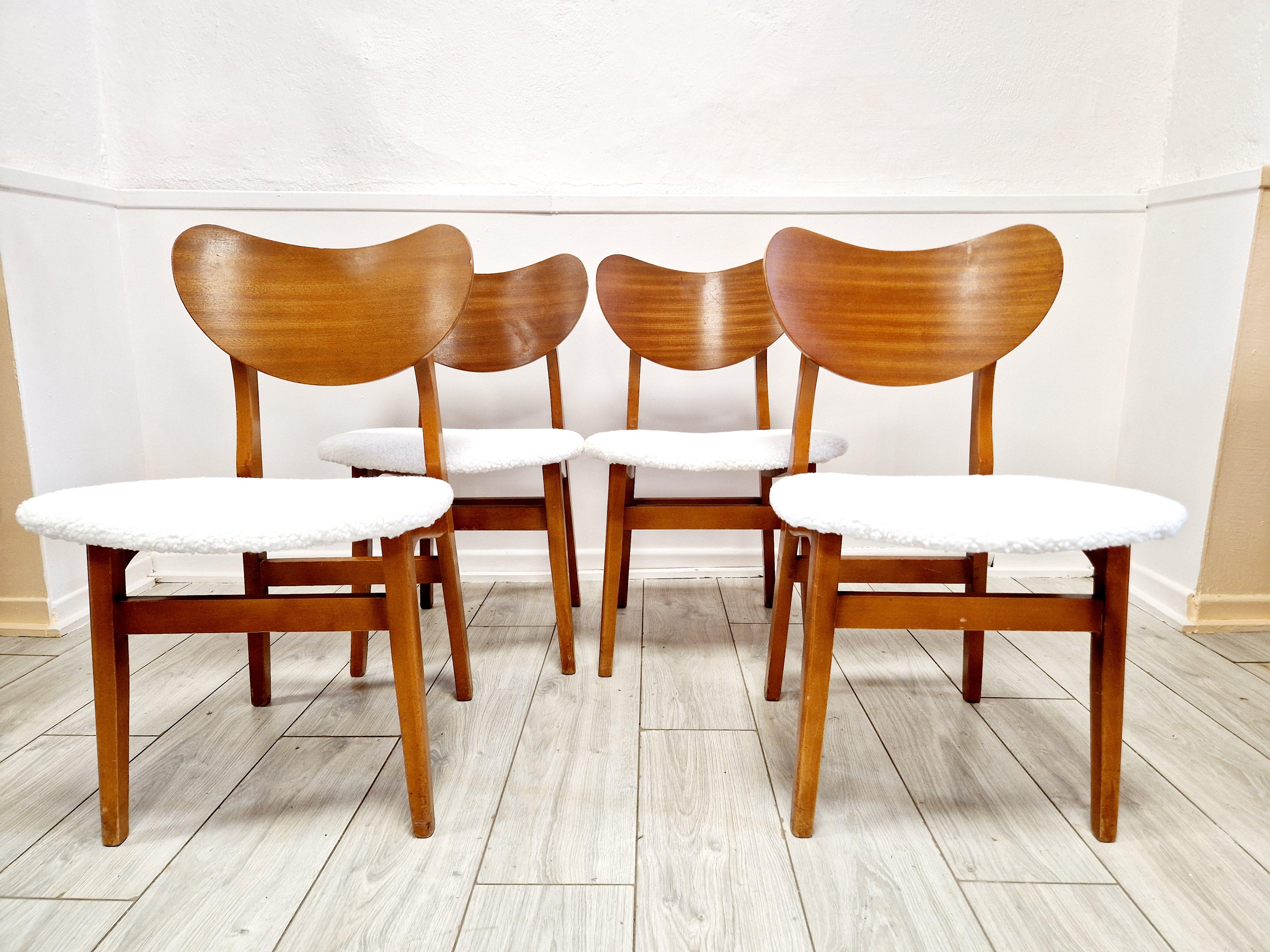 Fabriqué dans un souci de design intemporel, cet ensemble de quatre chaises de salle à manger à dossier papillon du milieu du siècle dernier dégage un sentiment d'élégance classique qui s'intègre sans effort à n'importe quel intérieur. Chaque pièce,