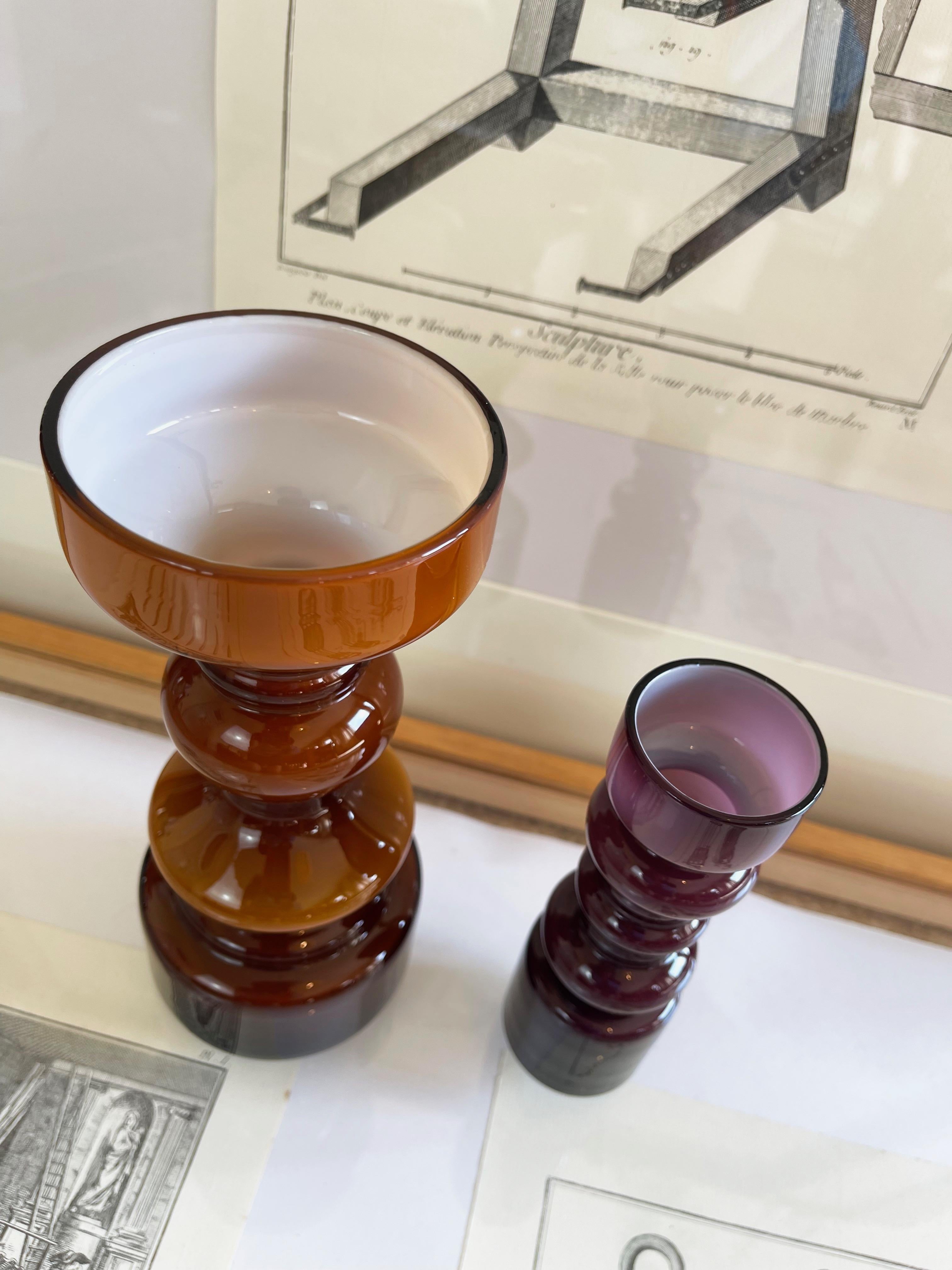 Un ensemble absolument magnifique d'œuvres d'art pop faites à la main  vases en verre du milieu du siècle, dans le style des vases scandinaves.
l'art du verre, notamment avec le verre flashé, ici avec un intérieur blanc.
Le grand vase est de couleur