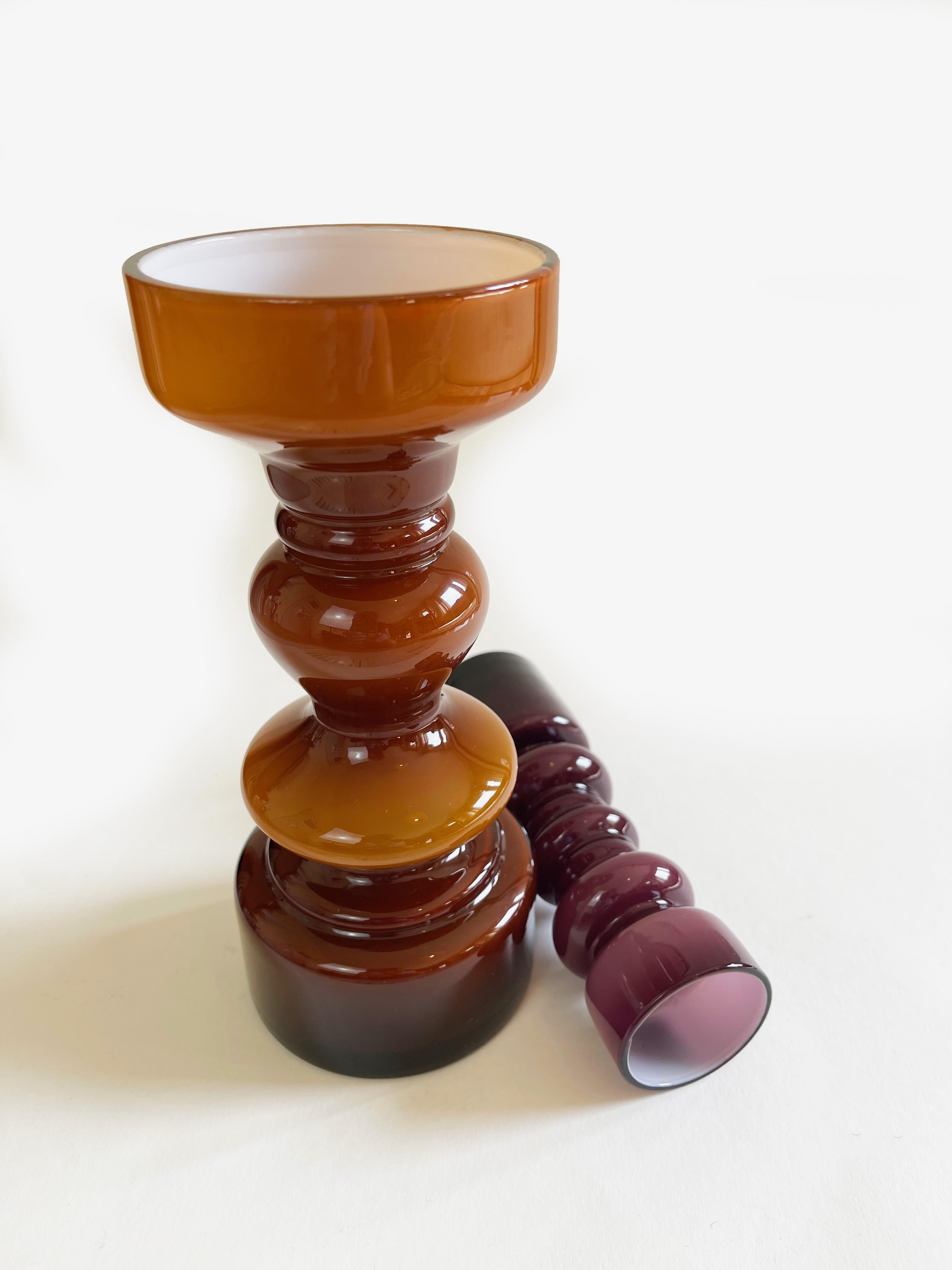 Fait main Ensemble de vases en verre d'art du milieu du siècle dernier, à cercles caramel et violets, ambiance scandinave en vente
