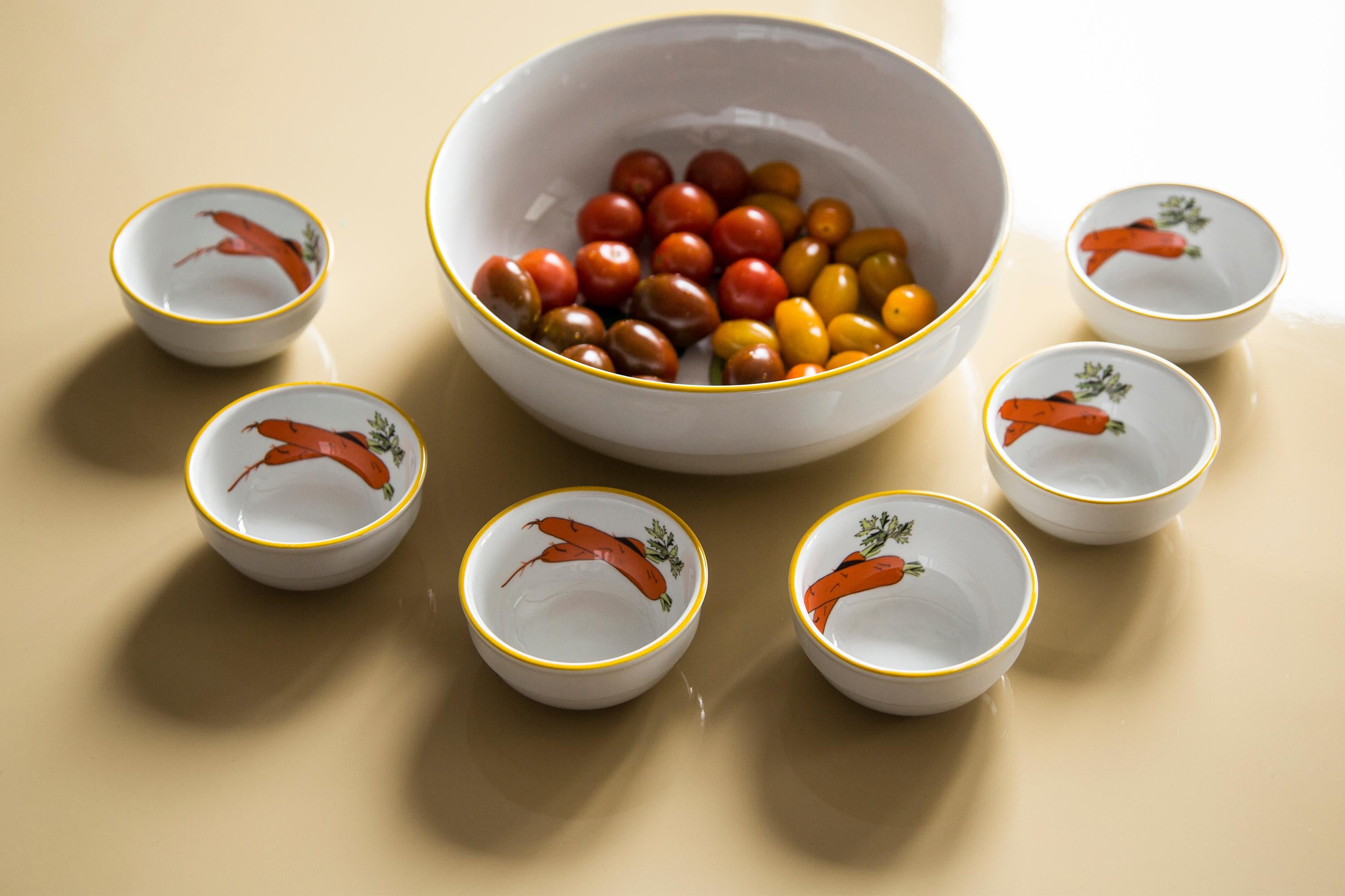 Set of decorative carrot salad bowls from Italy. Produced in 1970s.
Every plate is hand painted. Plates are in very good vintage condition, no damage or cracks. Original glass. Beautiful pieces for every interior! Only one unique set.