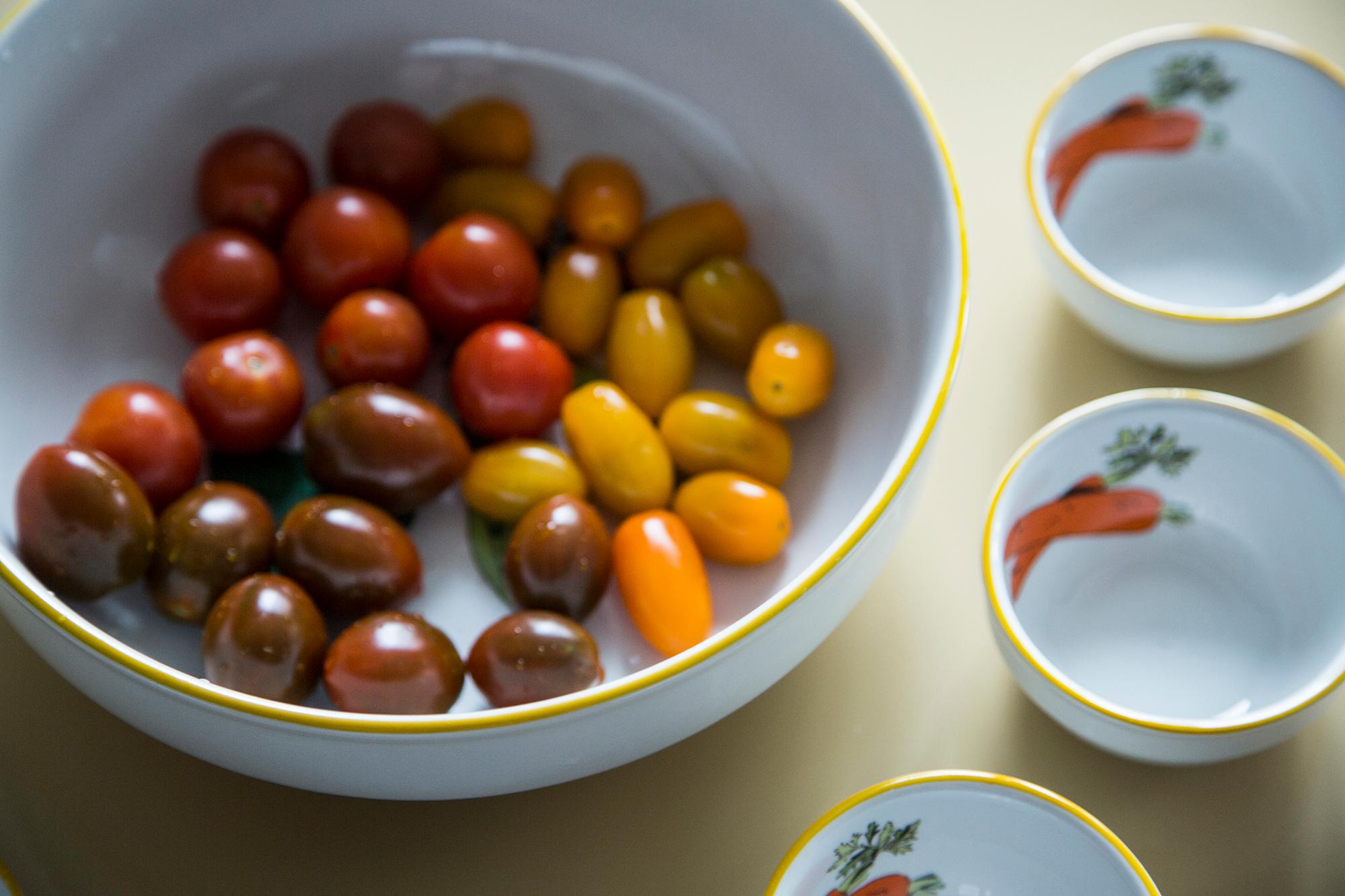 Mid-Century Modern Set of Midcentury Carrot Decorative Porcelain Salad Bowls, Italy, 1970s