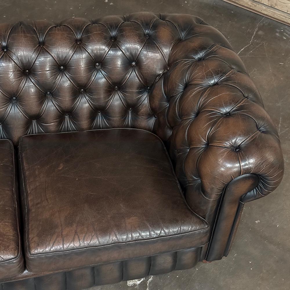 Conjunto de sofás Chesterfield de mediados de siglo con piel acolchada en venta 2