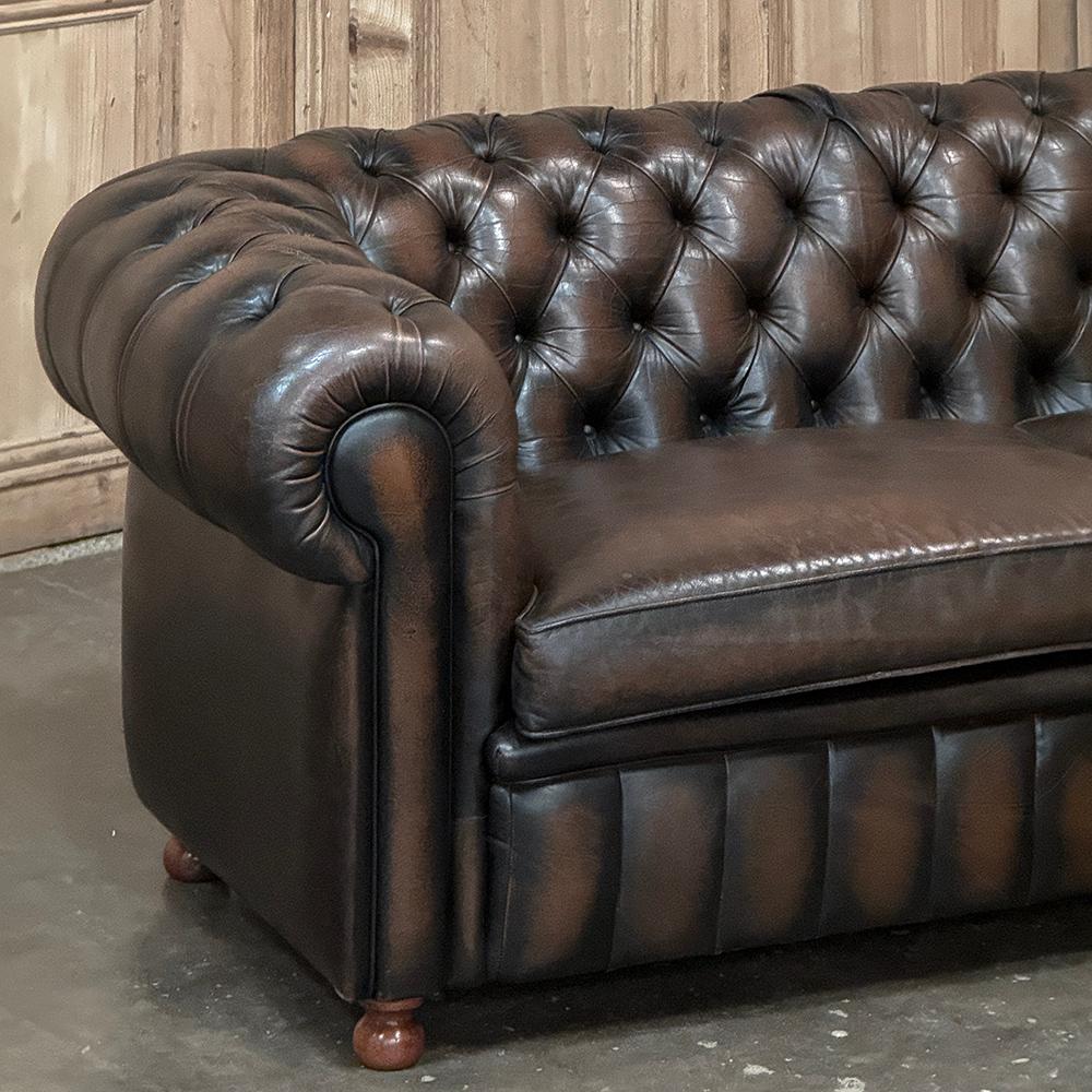 Conjunto de sofás Chesterfield de mediados de siglo con piel acolchada en venta 3