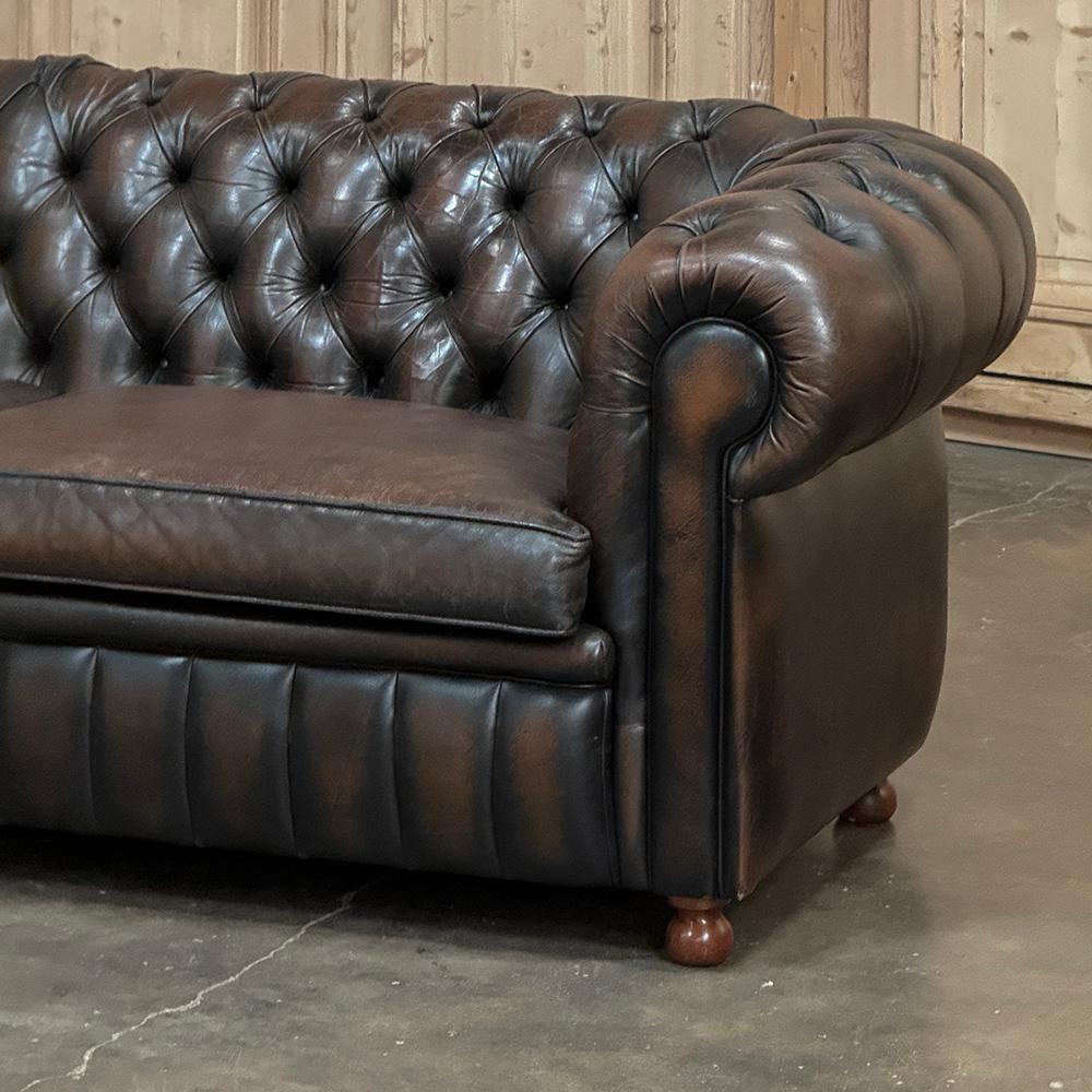 Conjunto de sofás Chesterfield de mediados de siglo con piel acolchada en venta 4