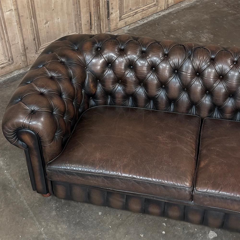 Conjunto de sofás Chesterfield de mediados de siglo con piel acolchada en venta 5