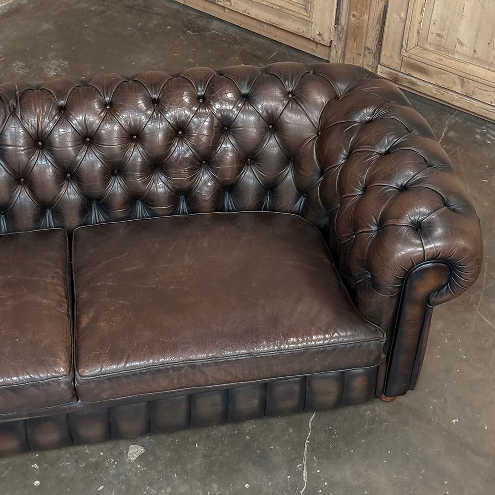 Conjunto de sofás Chesterfield de mediados de siglo con piel acolchada en venta 6