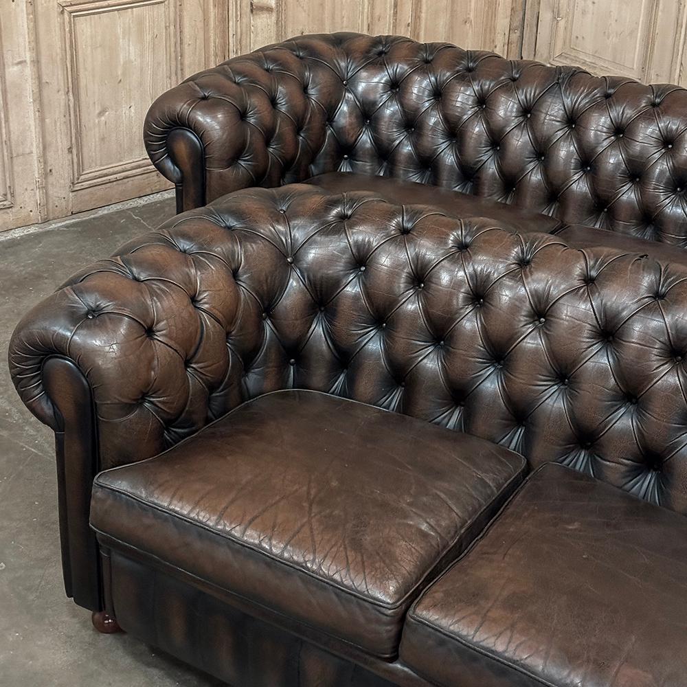 Conjunto de sofás Chesterfield de mediados de siglo con piel acolchada en venta 7