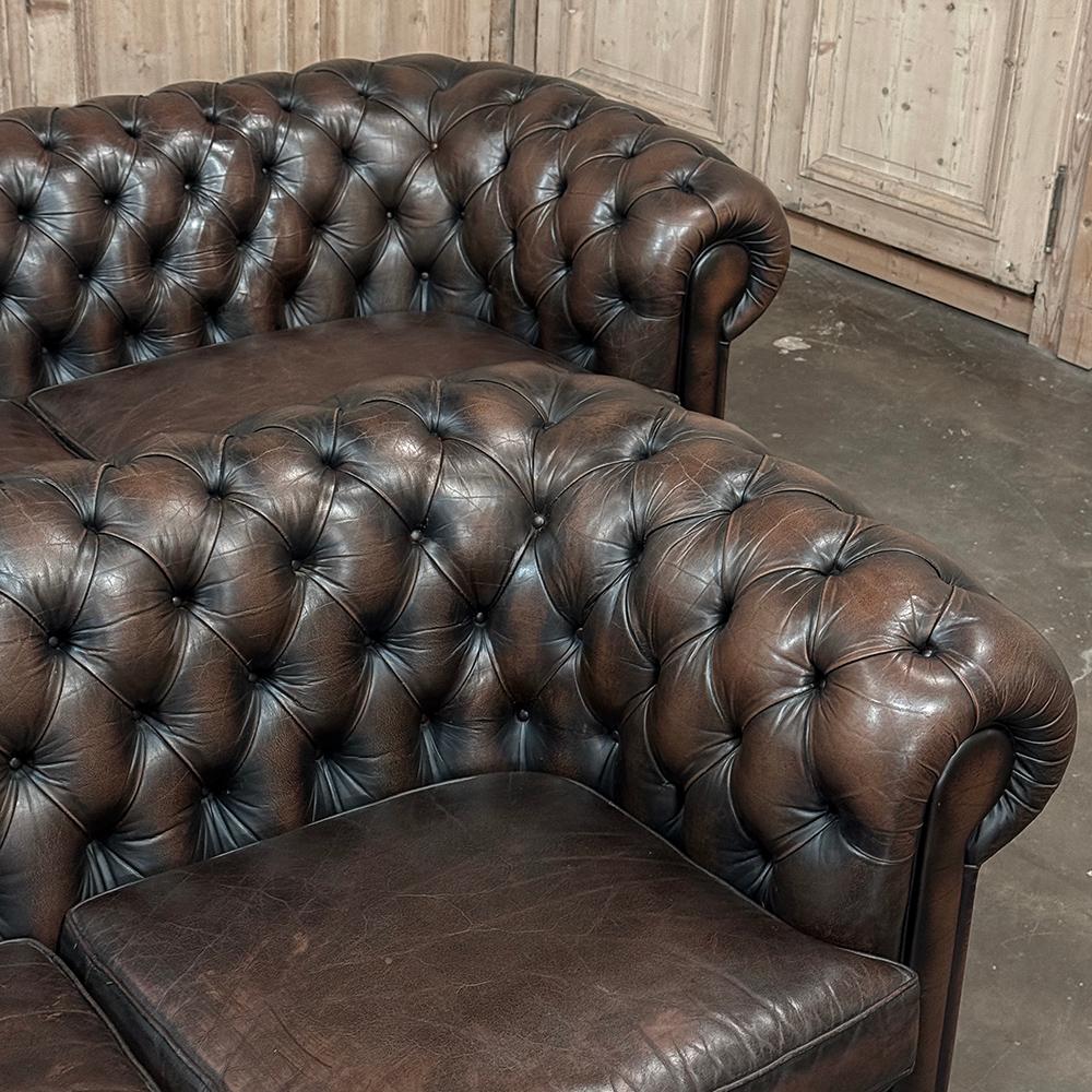 Conjunto de sofás Chesterfield de mediados de siglo con piel acolchada en venta 8