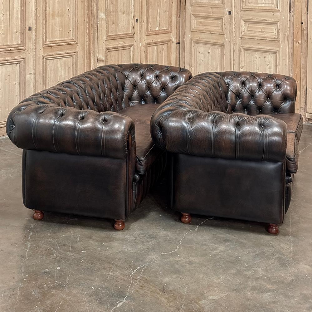 Conjunto de sofás Chesterfield de mediados de siglo con piel acolchada en venta 9