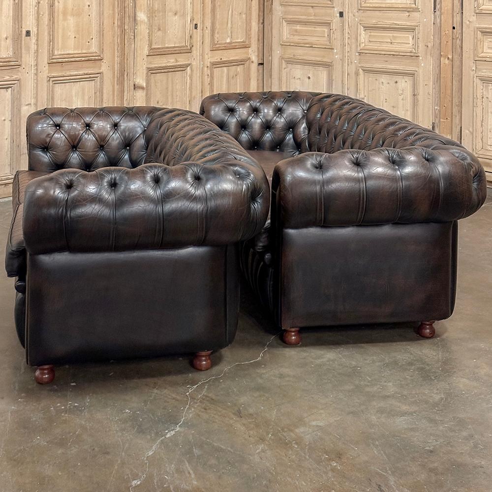 Conjunto de sofás Chesterfield de mediados de siglo con piel acolchada en venta 10
