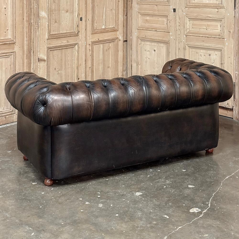 Conjunto de sofás Chesterfield de mediados de siglo con piel acolchada en venta 11