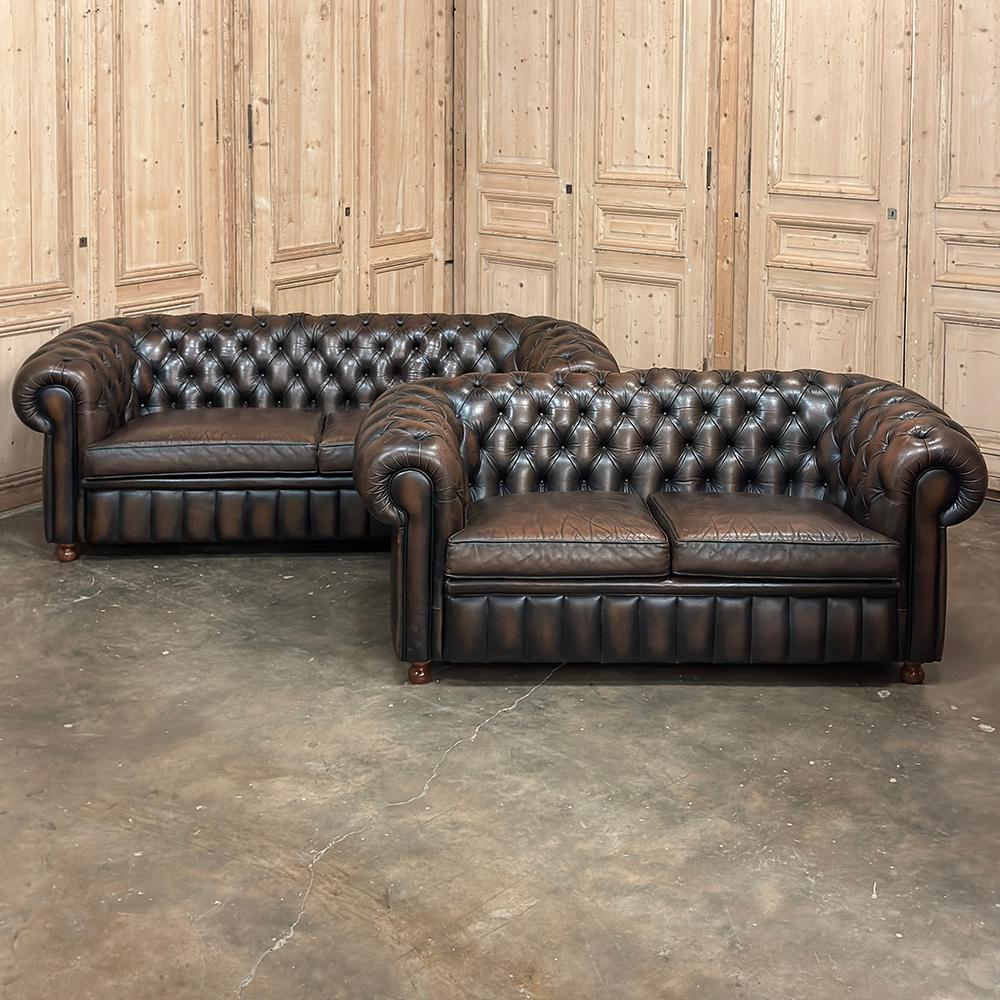 El conjunto de sofás Chesterfield de mediados de siglo con piel acolchada dará a tu salón un aire de club clásico y, de paso, ¡te proporcionará un suntuoso confort!  Los gruesos respaldos de asiento envolventes y acolchados con mechones se combinan