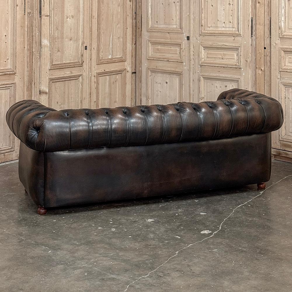 Conjunto de sofás Chesterfield de mediados de siglo con piel acolchada en venta 12