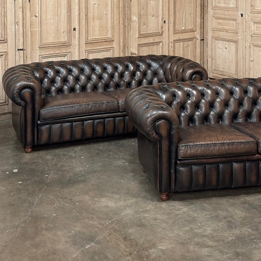 Conjunto de sofás Chesterfield de mediados de siglo con piel acolchada Moderno de mediados de siglo en venta