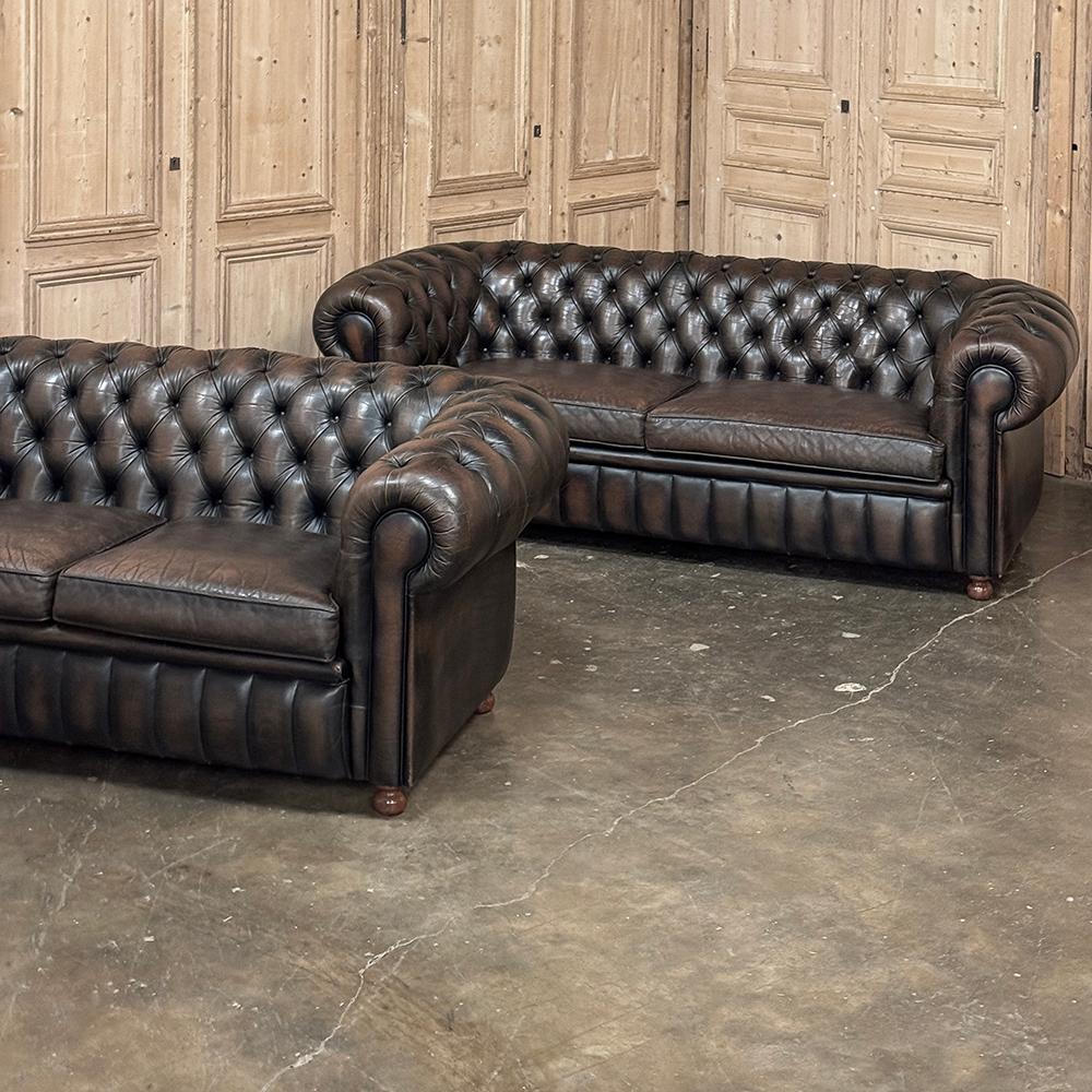 Conjunto de sofás Chesterfield de mediados de siglo con piel acolchada Belga en venta