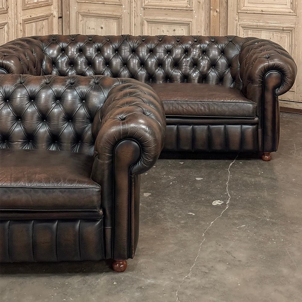 Conjunto de sofás Chesterfield de mediados de siglo con piel acolchada en Bueno estado para la venta en Dallas, TX