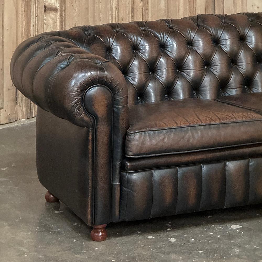 Conjunto de sofás Chesterfield de mediados de siglo con piel acolchada siglo XX en venta