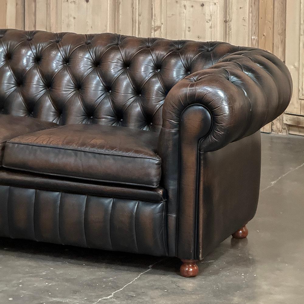 Conjunto de sofás Chesterfield de mediados de siglo con piel acolchada Cuero en venta