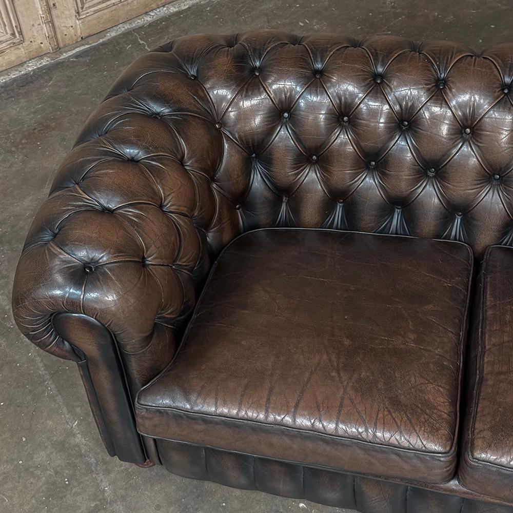 Conjunto de sofás Chesterfield de mediados de siglo con piel acolchada en venta 1