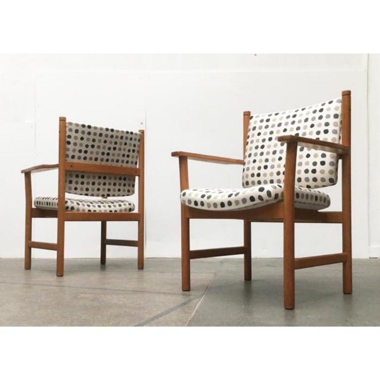 Due grandi sedie con un rivestimento speciale basato su un disegno di Kurt Østervig degli anni '60.

Un design che convince per la sua matericità e i suoi dettagli. Con le loro dimensioni imponenti, queste sedie possono quasi essere definite