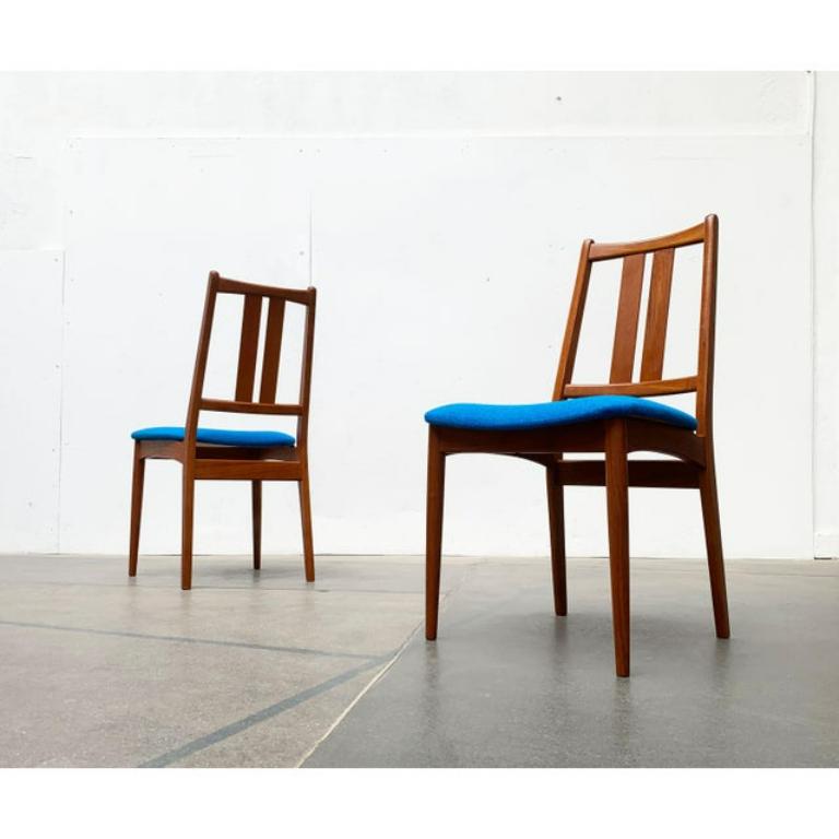 2 sedie danesi in teak con un nuovo riferimento Kvadrat Hallingdal. La struttura in filigrana è disegnata in teak. Le elaborate connessioni ... Leggi tutto 2 sedie danesi in teak con un nuovo riferimento Kvadrat Hallingdal. La struttura in filigrana