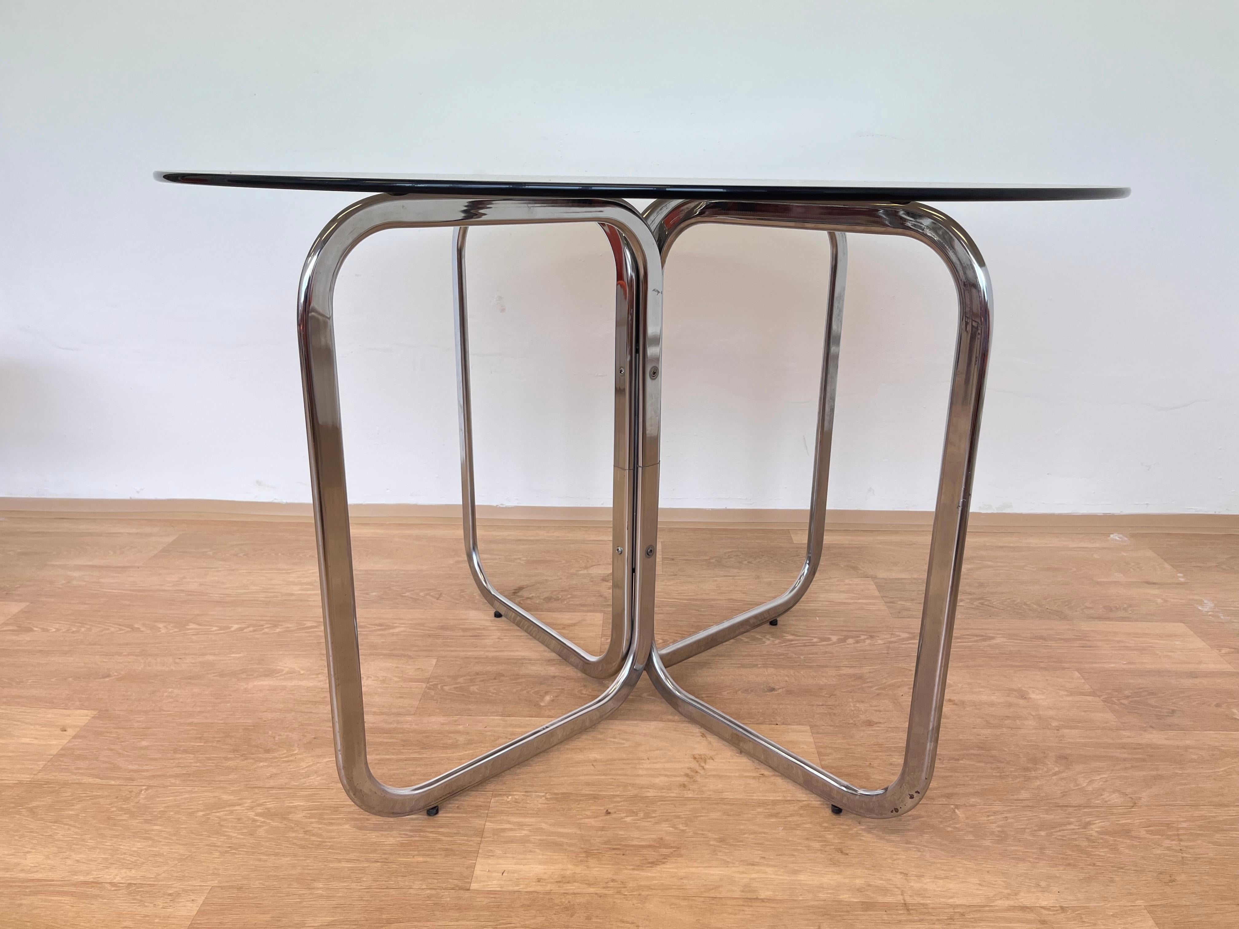 - bon état d'origine
- Vers les années 1980
- chrome en parfait état avec patine
- verre fumé
- convient pour les nouveaux tissus d'ameublement
- table : diamètre : 110cm, hauteur : 74cm.