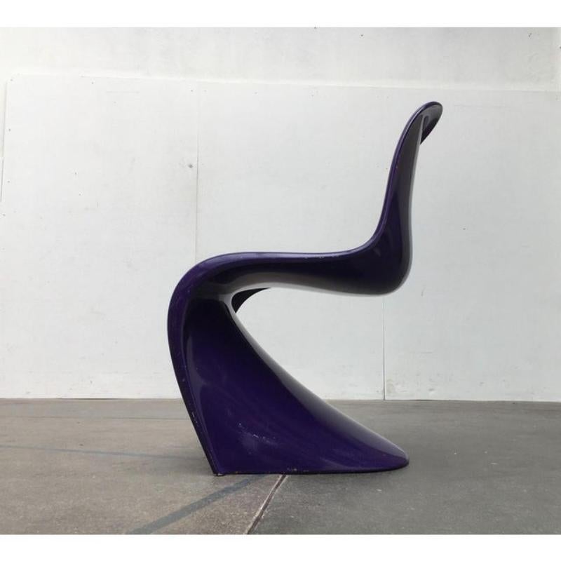 Early Panton Chairs by Herman Miller from the late 60s.

These two models are an early version in glossy lacquered Baydur. From form and materiality in no way to be compared with today's versions in polypropylene. The material allows a finer