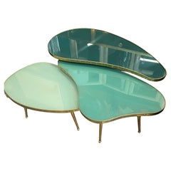 Ensemble de tables basses en laiton et verre de forme libre du milieu du siècle dernier