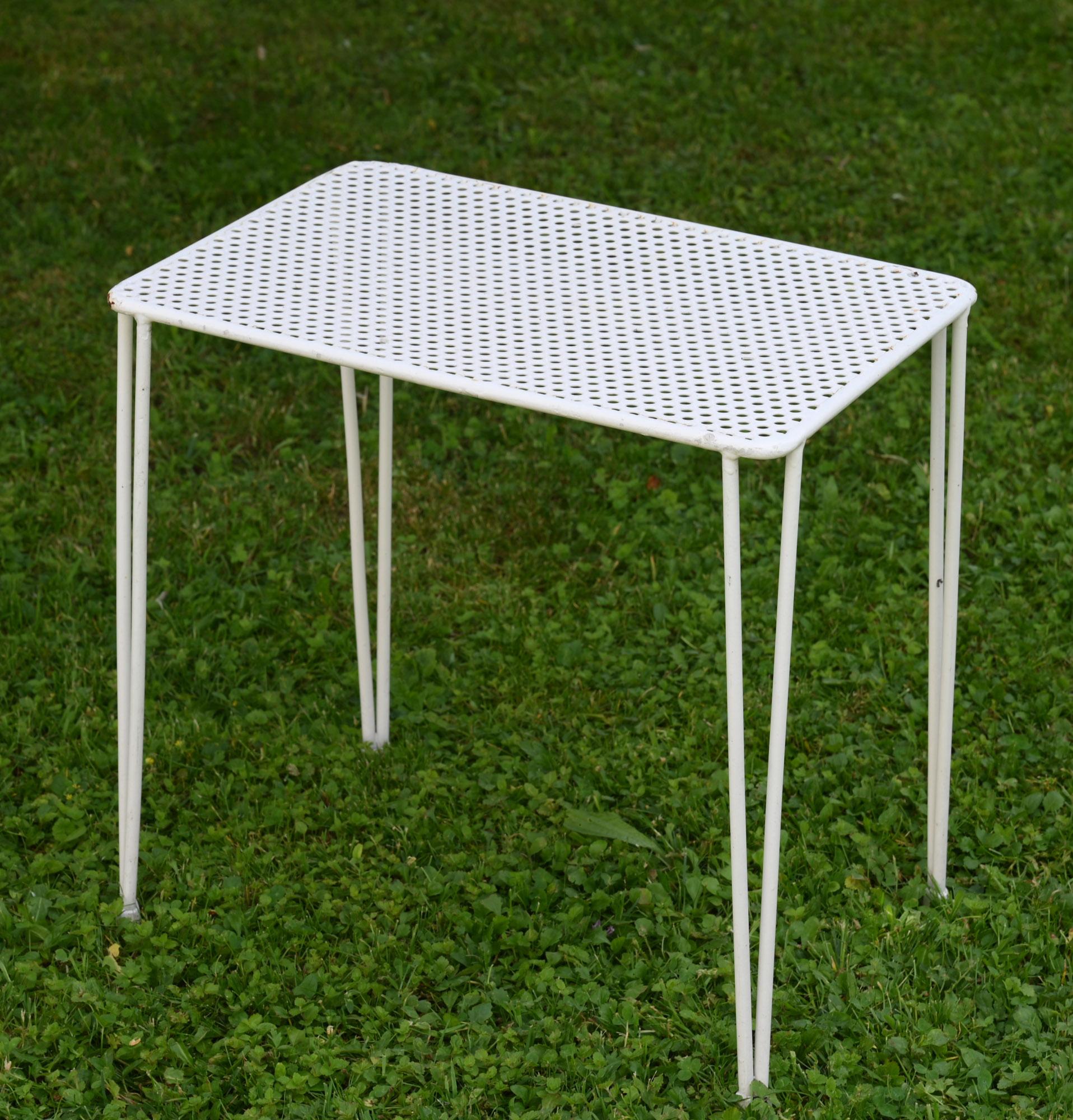 Mid-Century Modern Ensemble de chaises et table de jardin du milieu du siècle:: fer:: peint en blanc:: allemand en vente