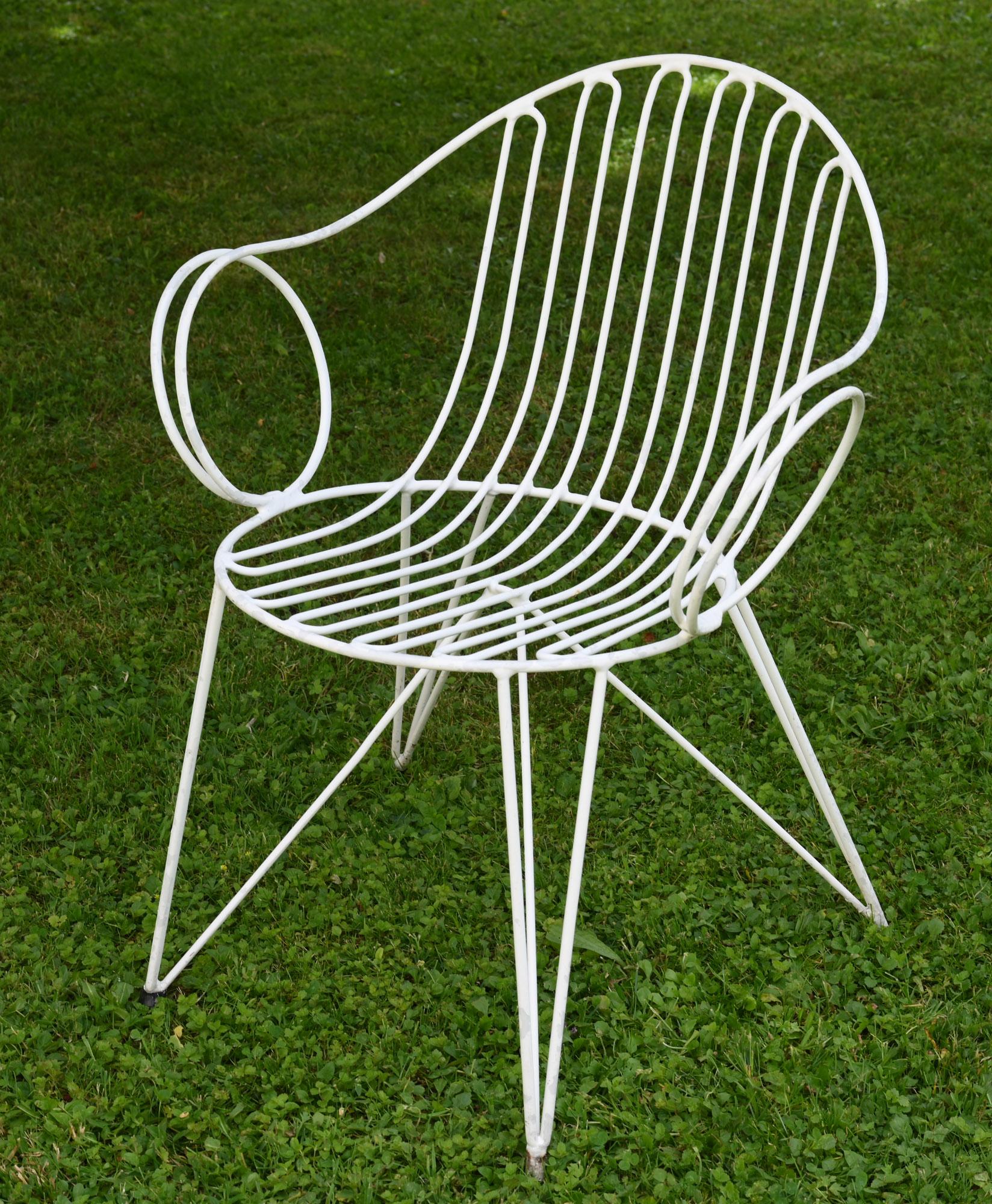 Allemand Ensemble de chaises et table de jardin du milieu du siècle:: fer:: peint en blanc:: allemand en vente