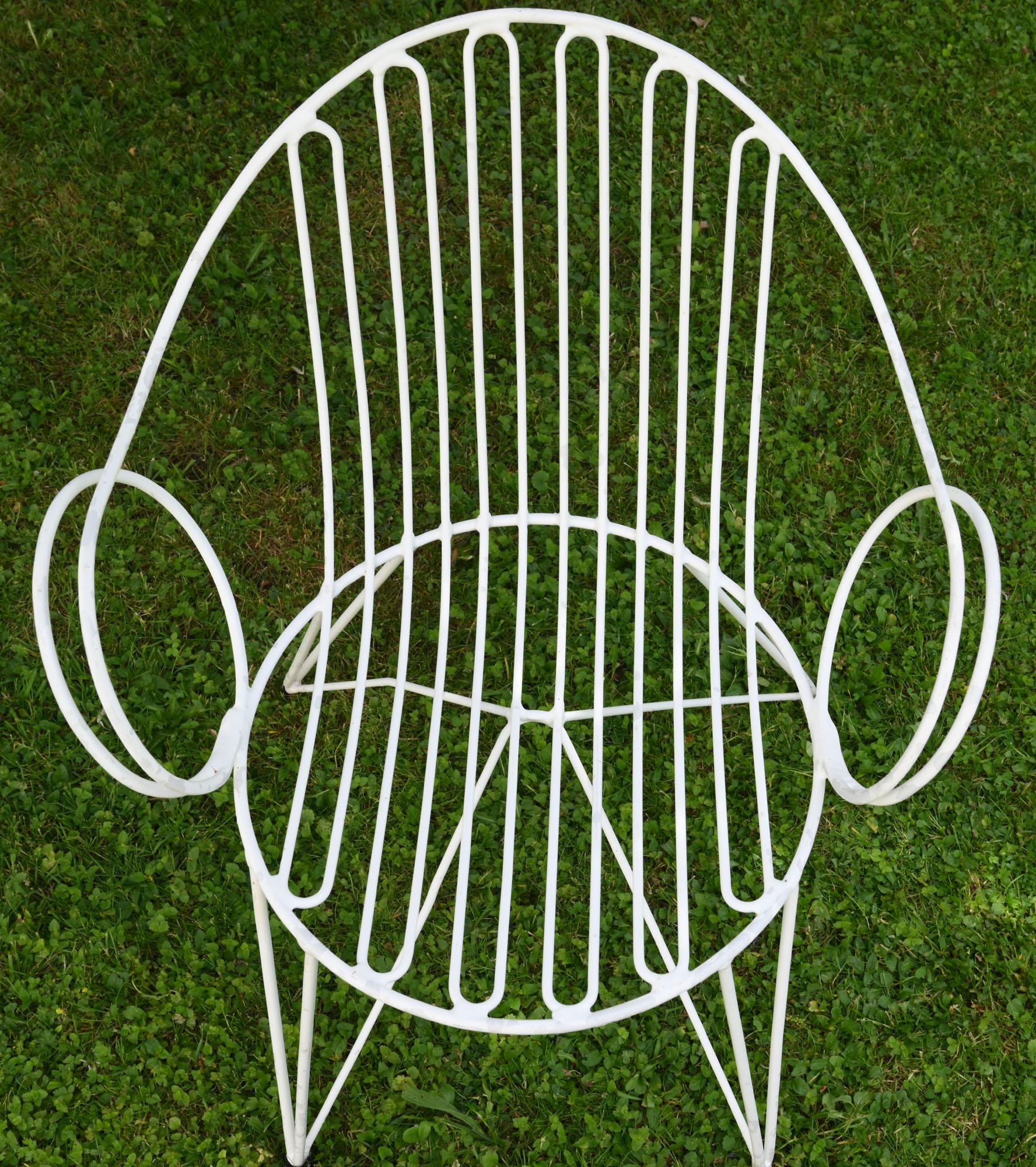 Fer Ensemble de chaises et table de jardin du milieu du siècle:: fer:: peint en blanc:: allemand en vente