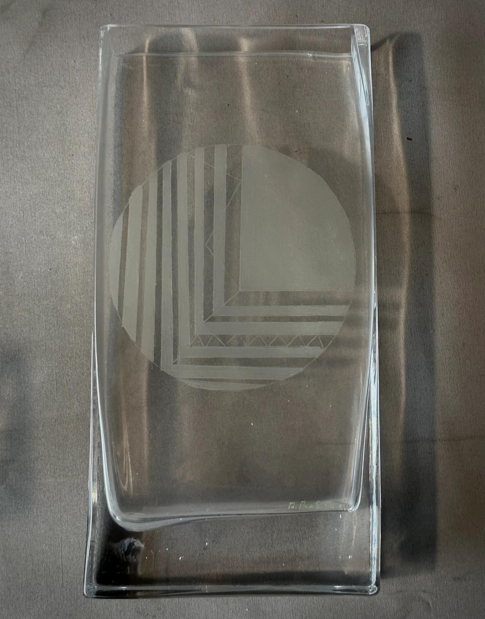 Set di vasi in vetro della metà del secolo scorso con disegno inciso in dimensioni graduate In condizioni buone in vendita a Los Angeles, CA
