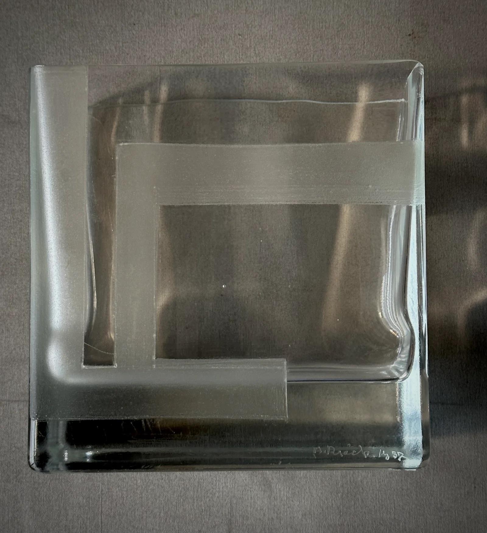 Vetro Set di vasi in vetro della metà del secolo scorso con disegno inciso in dimensioni graduate in vendita