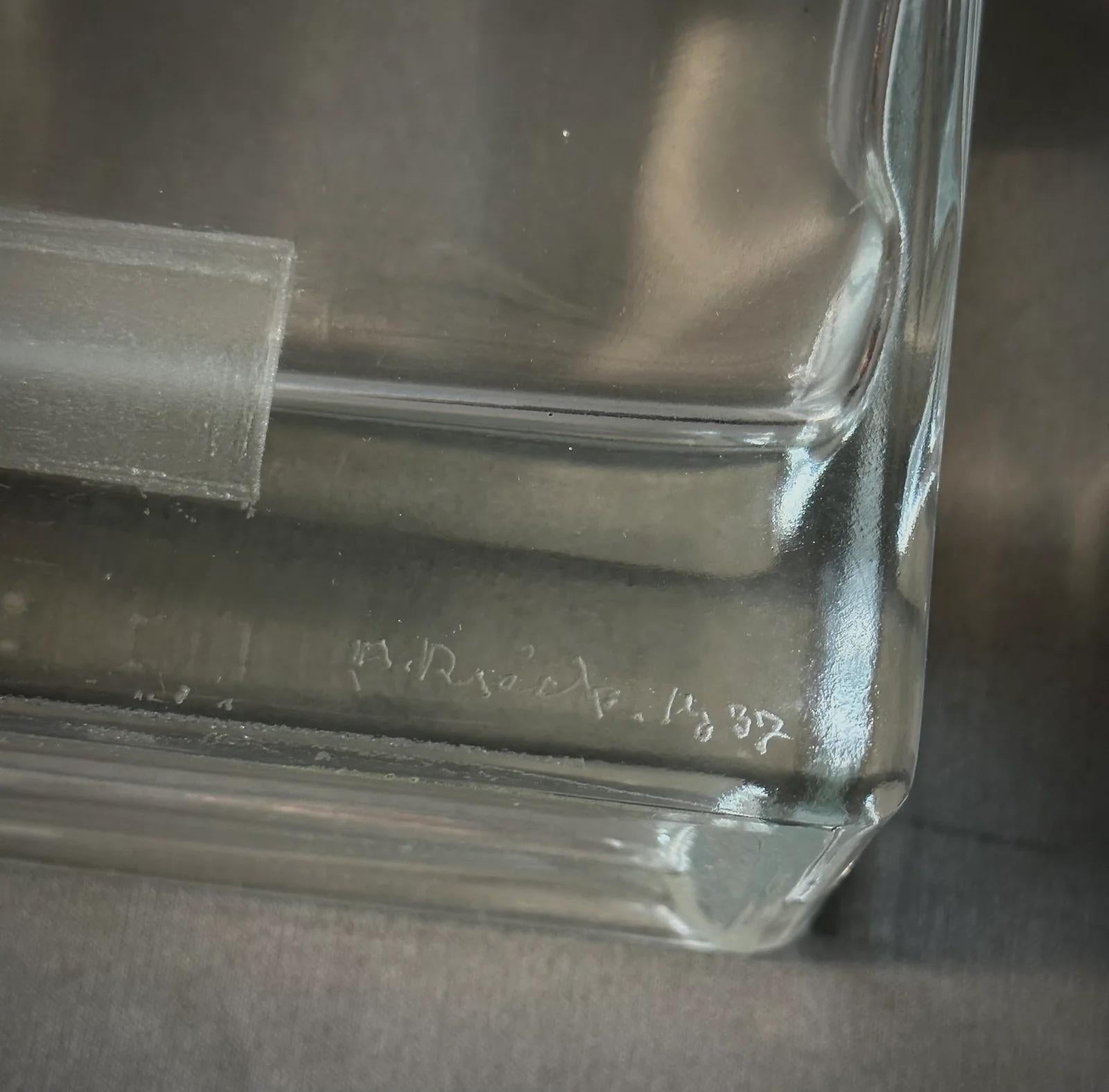Set di vasi in vetro della metà del secolo scorso con disegno inciso in dimensioni graduate in vendita 1