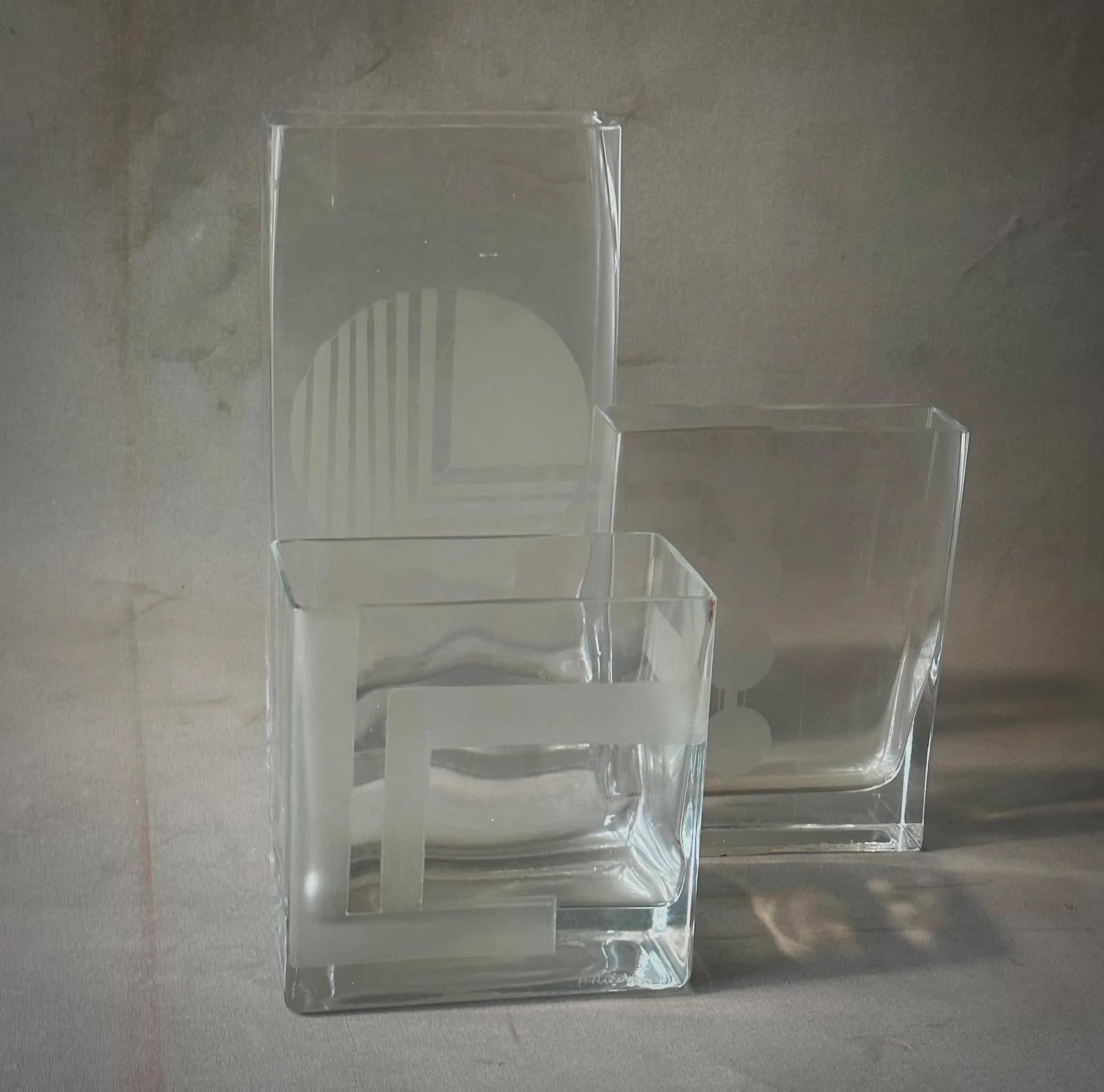 Edoardiano Set di vasi in vetro della metà del secolo scorso con disegno inciso in dimensioni graduate in vendita