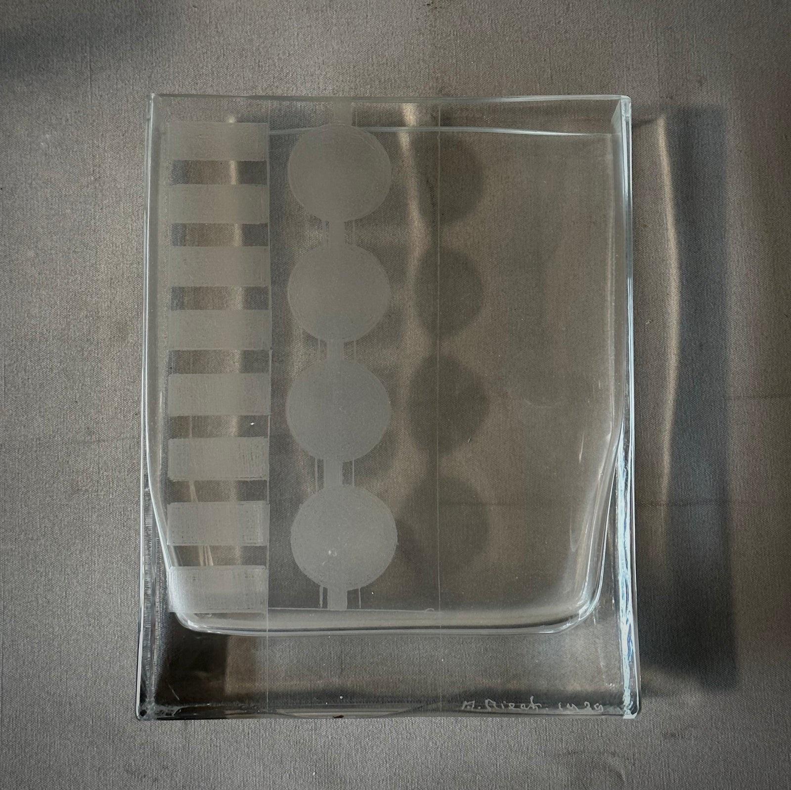 Francese Set di vasi in vetro della metà del secolo scorso con disegno inciso in dimensioni graduate in vendita