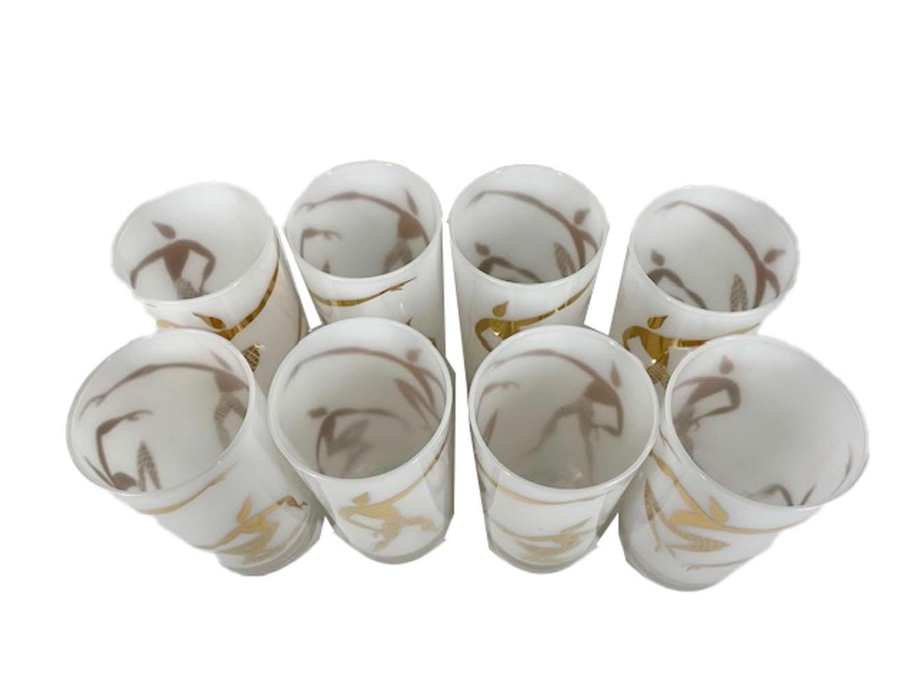 Set von Mid-Century-Highballgläsern mit weißem, mattiertem Innenraum und goldenen Tänzern (20. Jahrhundert) im Angebot