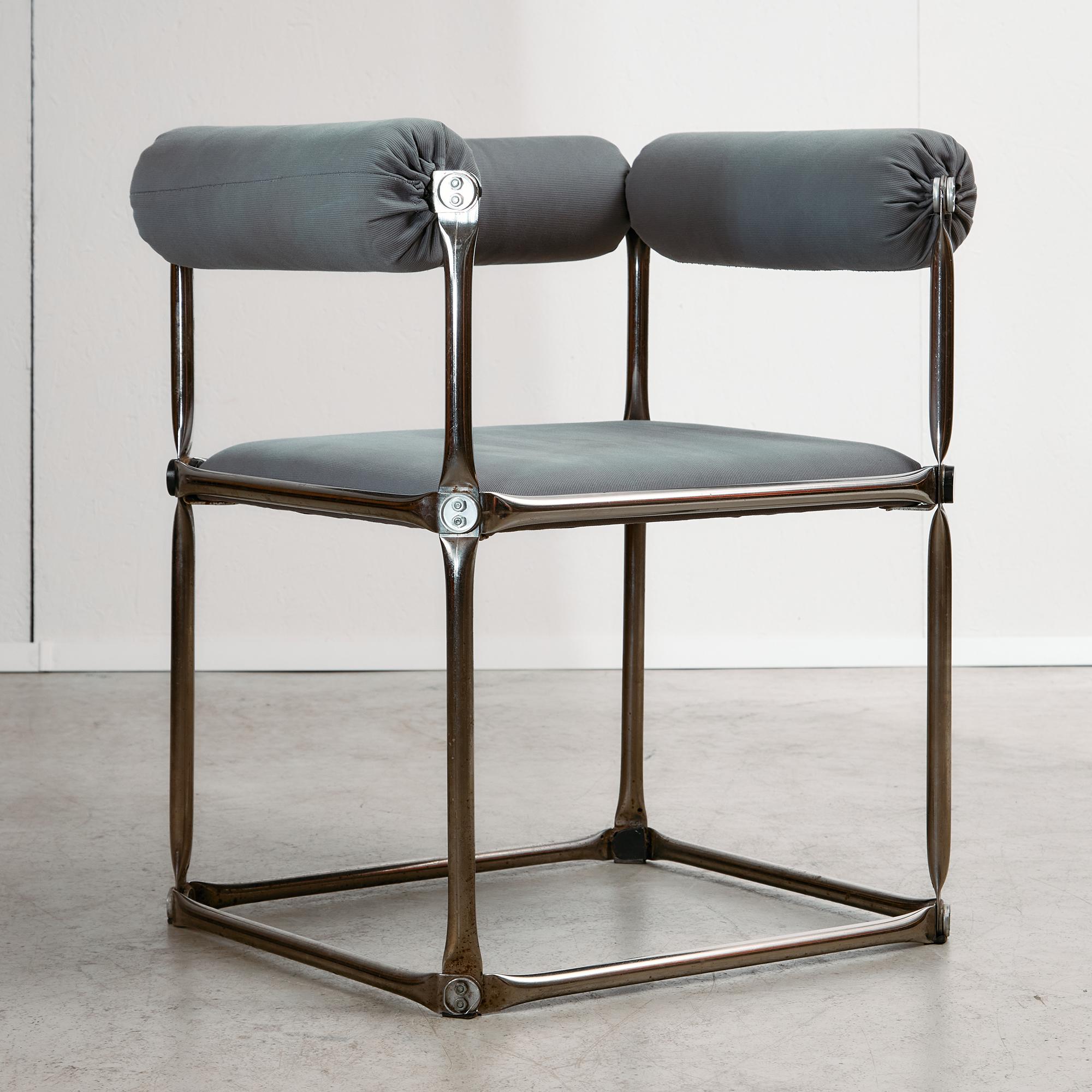 Diseñadas por Molnár J. Iván como parte del icónico juego de comedor IDEA, estas sillas de mediados de siglo son una destacada expresión del modernismo húngaro. Producido en la década de 1970, el diseño representa un audaz lenguaje geométrico. Cada
